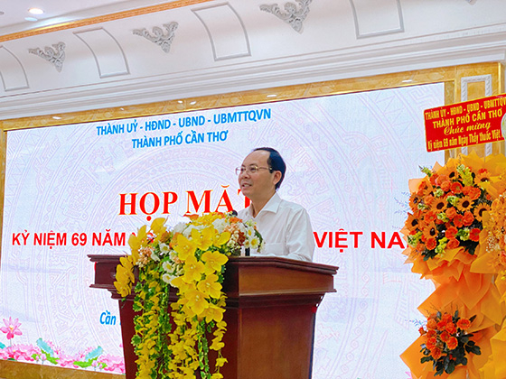 Ông Nguyễn Văn Hiếu - Ủy viên dự khuyết Ban Chấp hành Trung ương Đảng, Bí thư Thành ủy Cần Thơ phát biểu tại buổi họp mặt 