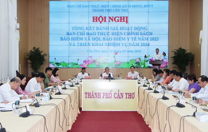 Các đại biểu trình bày tham luận tại hội nghị