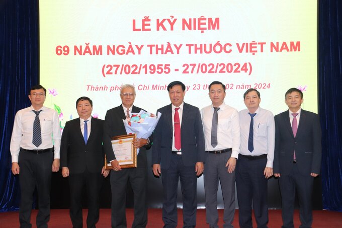 Thứ trưởng Bộ Y tế trao Huân chương Lao động hạng Nhì cho ông Nguyễn Văn Hải, nguyên Phó Viện trưởng Viện Pasteur TP. HCM