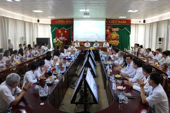 Đoàn công tác tỉnh Bình Dương thăm, làm việc tại Bệnh viện Đa khoa tỉnh nhân dịp kỷ niệm 69 năm Ngày Thầy thuốc Việt Nam