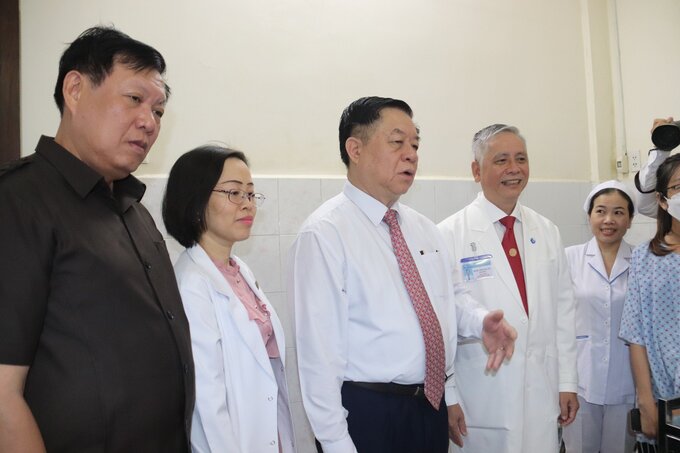 Trưởng Ban Tuyên giáo Trung ương cùng với lãnh đạo bệnh viện tới thăm trực tiếp các bệnh nhân