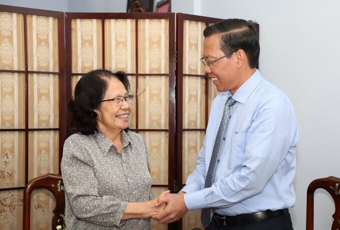 Chủ tịch UBND Thành phố Phan Văn Mãi ân cần thăm hỏi GS.BS Nguyễn Thị Ngọc Phượng