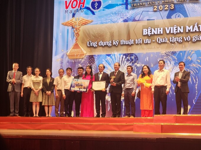Ban lãnh đạo Bệnh viện Mắt TP.HCM và Nhóm nghiên cứu nhận giải thưởng Thành tựu Y khoa Việt Nam năm 2023