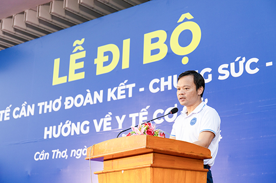 Ông Hoàng Quốc Cường - Giám đốc Sở Y tế phát biểu khai mạc tại lễ đi bộ (ảnh: Kim Nhiên)