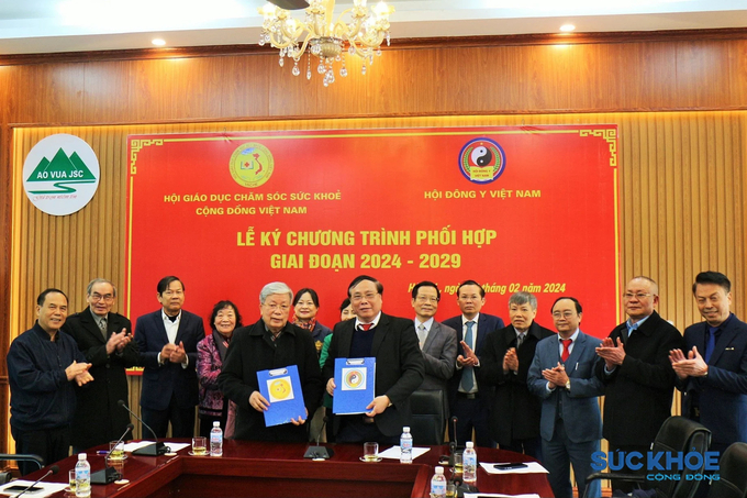 Hội Giáo dục chăm sóc sức khỏe cộng đồng Việt Nam và Hội Đông y Việt Nam ký kết Chương trình phối hợp Chăm sóc sức khỏe cộng đồng giai đoạn 2024 - 2029