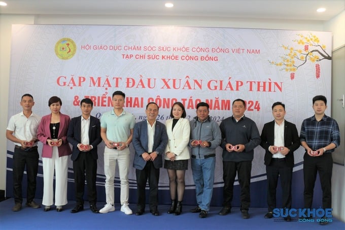 Tổng biên tập và Thư ký Chi hội Nhà báo trao Thẻ Hội viên Hội Nhà báo Việt Nam cho các hội viên