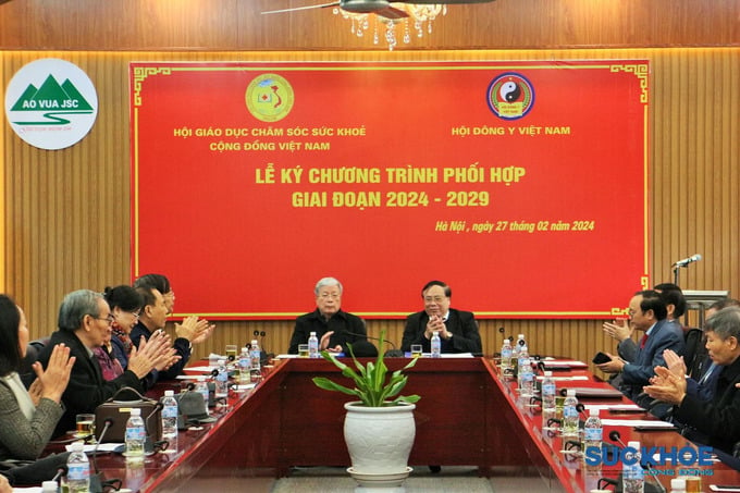 Các đại biểu Hội GDCSSKCĐ Việt Nam và Hội Đông y Việt Nam nhất trí về nội dung chương trình phối hợp giữa 2 Hội giai đoạn 2024-2029