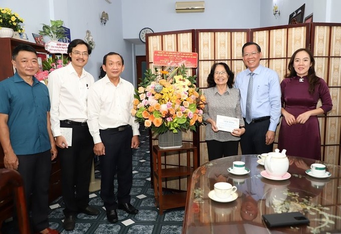 Chủ tịch UBND Thành phố Phan Văn Mãi chúc mừng GS.BS Nguyễn Thị Ngọc Phượng