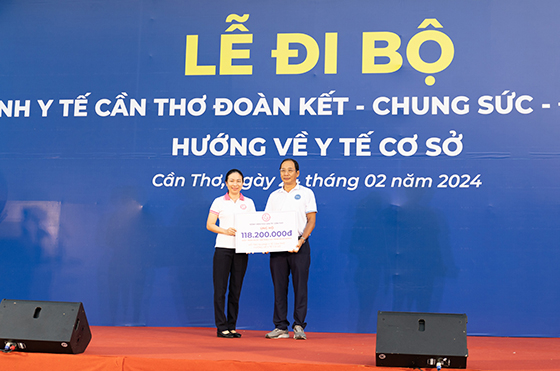 Ông Phạm Phú Trường Giang - Phó Giám đốc Sở Y tế tiếp nhận bảng tượng trưng tiền tài trợ của Bệnh viện Phụ sản TP. Cần Thơ ủng hộ cho y tế cơ sở (ảnh: Kim Nhiên)