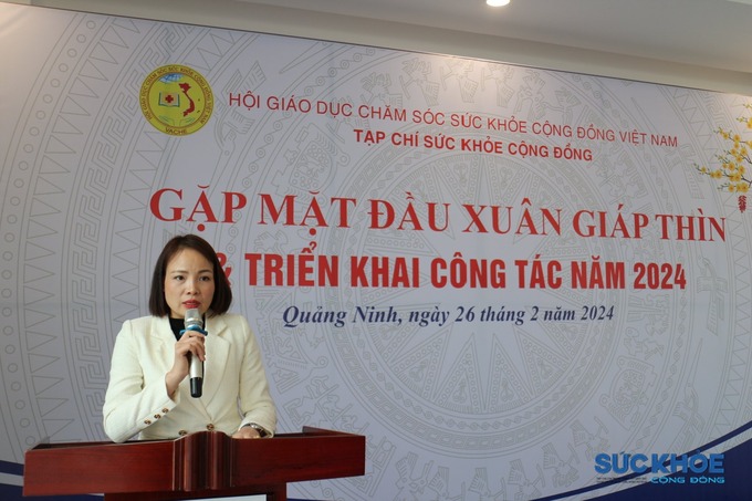 Nhà báo Trần Thị Dần, Ủy viên Ban biên tập, Tổng Thư ký tòa soạn, Thư ký Chi hội Nhà báo lấy ý kiến về tiêu chí chấm điểm thi đua: ”Bút sắc - Tâm sáng vì cộng đồng”