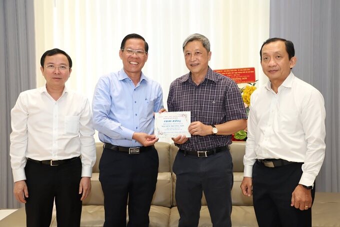 Chủ tịch UBND Thành phố Phan Văn Mãi thăm hỏi, chúc mừng PGS.TS.BS Nguyễn Trường Sơn