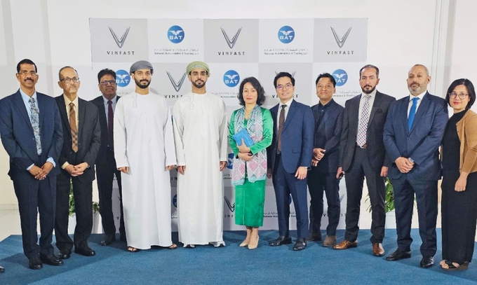 Đại diện VinFast và Công ty Bahwan Automobiles Trading tại buổi lễ ký kết (Ảnh: BAT)