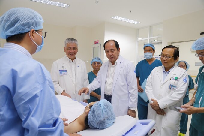 PGS.TS.BS Tăng Chí Thượng - Giám đốc Sở Y tế TP. HCM thăm và chúc mừng sản phụ sau ca phẫu thuật