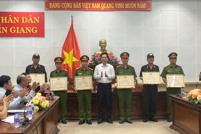 Phó Chủ tịch UBND tỉnh Nguyễn Thành Diệu khen thưởng tập thể và cá nhân