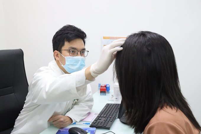 ThS.BS Nguyễn Duy Quân - Khoa Thẩm mỹ da, Bệnh viện Da Liễu TP.HCM thăm khám da cho các khách hàng (Ảnh: BVCC)