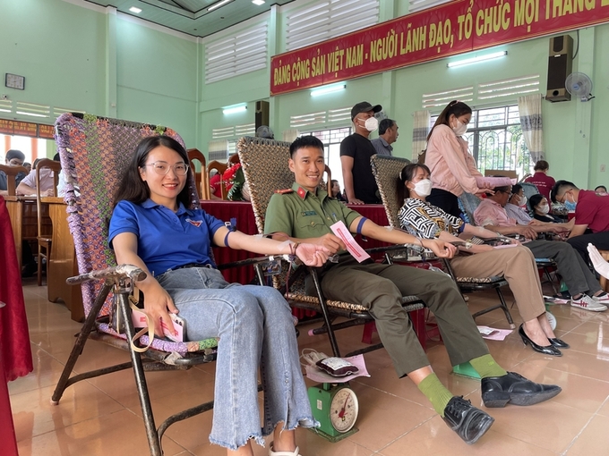 Buổi phát động đã thu hút gần 400 người tình nguyện tham gia hiến máu (Ảnh: Tuyết Mai)