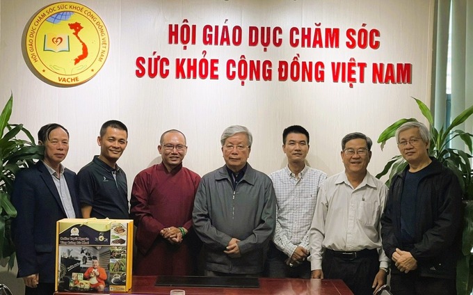 Lãnh đạo Hội GDCSSKCĐ Việt Nam chúc mừng Chi hội Bông Sen Trắng