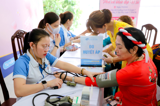 Tại chương trình, các bác sĩ đã tư vấn và kiểm tra các vấn đề sức khỏe như huyết áp, đường huyết, loãng xương, tuyến giáp, khám nội và ngoại tổng quát...