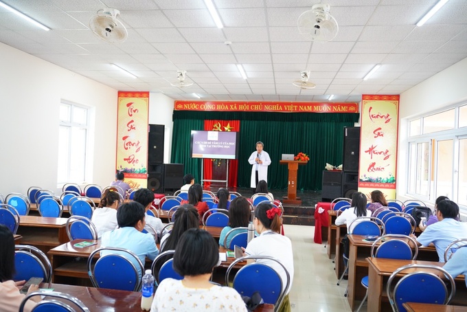 Thầy thuốc nhân dân Lâm Tứ Trung trình bày chuyên đề “Quản trị cảm xúc và chăm sóc sức khoẻ tinh thần cho học sinh” cho cán bộ giáo viên