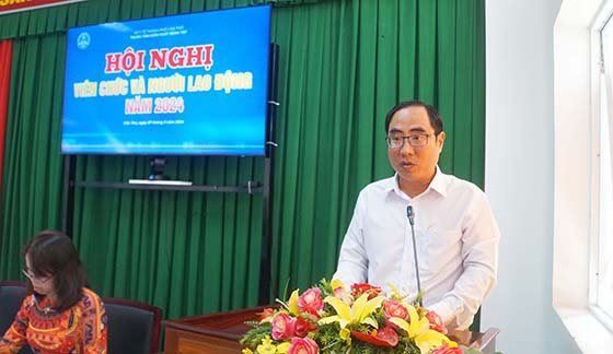 Ông Lâm Hoàng Dũng - Phó Giám đốc Trung tâm trình bày báo cáo tại hội nghị
