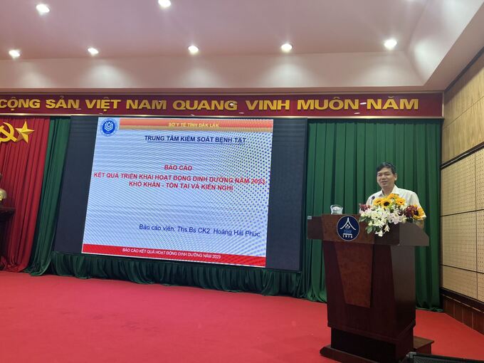 Thạc sĩ, bác sĩ Hoàng Hải Phúc - Giám đốc Trung tâm Kiểm soát bệnh tật tỉnh Đắk Lắk báo cáo kết quả triển khai hoạt động dinh dưỡng năm 2023