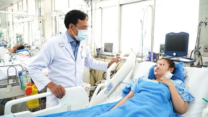 ThS.BS Trần Vũ Đức, khoa Ngoại tiêu hóa Bệnh viện Chợ Rẫy thăm khám cho bệnh nhân thoát vị hoành (Ảnh: BVCC)