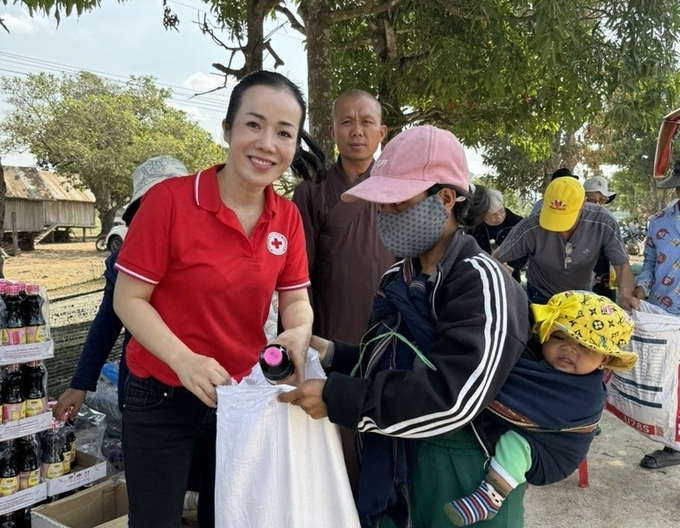 Hội Chữ thập đỏ huyện Kông Chro phối hợp với đoàn thiện nguyện chùa Bảo Tạng tặng 300 suất quà cho hộ nghèo (ảnh: Xuân Trúc)