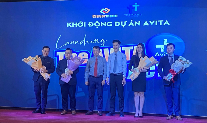 Các thành viên Dự án AVITA nhận hoa chúc mừng