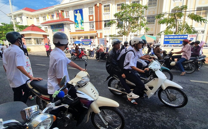Học sinh đi xe đạp điện, xe máy điện, xe gắn máy phải đội mũ bảo hiểm đạt chuẩn