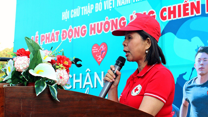 Chủ tịch Hội Chữ thập đỏ tỉnh Ayun H’Hương phát biểu tại buổi lễ