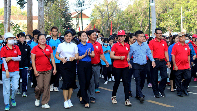 Các đại biểu, tình nguyện viên tham gia đi bộ, chạy bộ hưởng ứng chiến dịch “Triệu bước chân nhân ái”