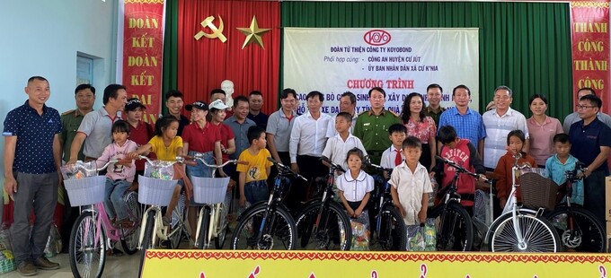 Trao tặng xe đạp và 100 suất học bổng khuyến học cho các em học sinh