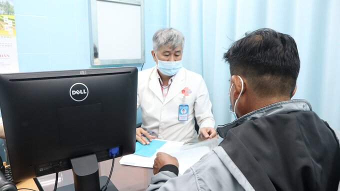 TS.BS Phạm Phú Phát đang tư vấn cho một bệnh nhân