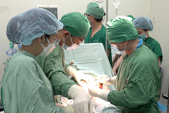 Các bác sĩphẫu thuật lấy thai cho sản phụ mang song thai ở tuần thứ 38 