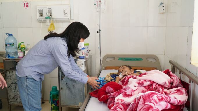 Đại diện SCDI thăm hỏi, tặng quà cho bệnh nhân lao đang được chăm sóc, điều trị tại Bệnh viện Phổi tỉnh Đắk Lắk (ảnh: Quang Nhật)