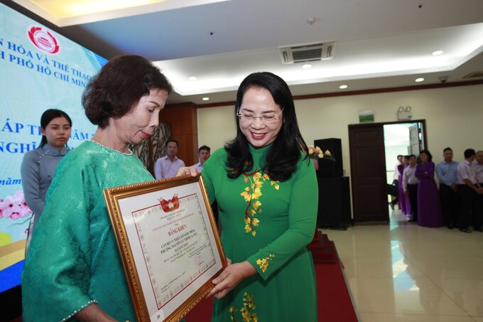 Bà Trần Kim Yến trao bằng khen cho tập thể đạt giải hội thi “Góc phố ngày Tết - Xuân Giáp Thìn 2024” 