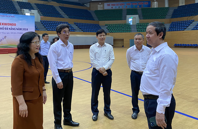 Bộ trưởng Bộ Giáo dục và Đào tạo Nguyễn Kim Sơn và lãnh đạo UBND thành phố kiểm tra công tác chuẩn bị, cơ sở vật chất tại Cung Thể thao Tiên Sơn