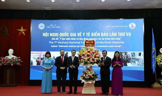 Thứ trưởng Bộ Y tế Trần Văn Thuấn chúc mừng hội nghị
