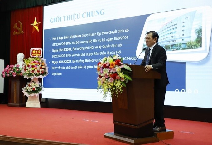 GS.TS Nguyễn Trường Sơn - Chủ tịch Hội Y học biển và Y học cao áp Việt Nam trình bày tham luận tại hội nghị