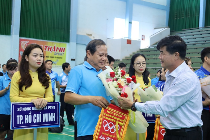 Ông Nguyễn Thiên Văn – Phó Chủ tịch UBND tỉnh Đắk Lắk tặng hoa và cờ lưu niệm