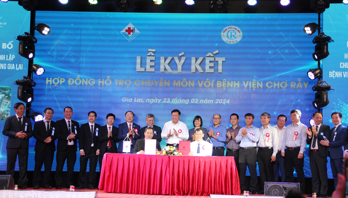 Bệnh viện Hùng Vương Gia Lai ký kết hợp đồng hỗ trợ chuyên môn với các Bệnh viện tuyến Trung ương
