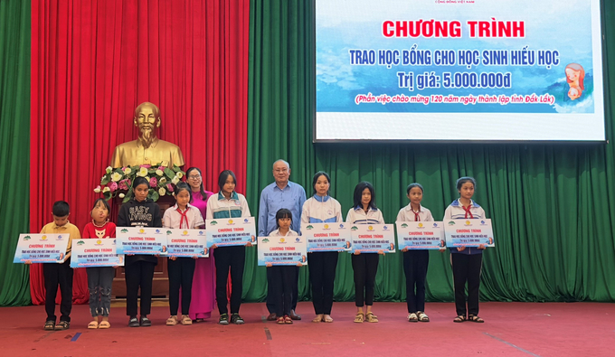 Ban Tổ chức trao học bổng cho các em học sinh