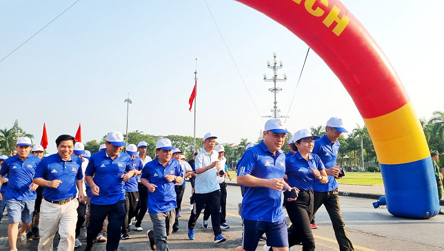Phó Chủ tịch Thường trực UBND tỉnh Trần Hoàng Tuấn cùng các đại biểu chạy đồng hành 