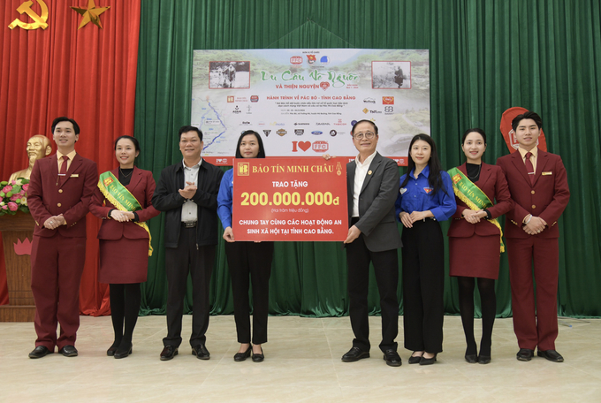 Công ty Bảo Tín Minh Châu trao 200 triệu đồng hỗ trợ kinh phí các hoạt động an sinh xã hội cho tỉnh Cao Bằng