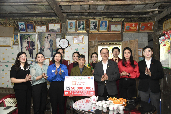 Công ty Bảo Tín Minh Châu trao kinh phí hỗ trợ sửa nhà cho ông Triệu Văn Quân (xã Quý Nhân, huyện Hà Quảng, tỉnh Cao Bằng)