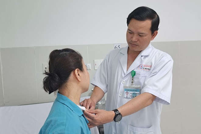 BS.CKII Thân Trọng Vũ - người trực tiếp phẫu thuật cho bệnh nhân đang kiểm tra vết mổ