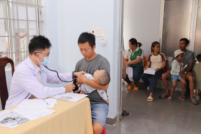 Quang cảnh khám sàng lọc, tầm soát và tư vấn miễn phí bệnh tim bẩm sinh cho trẻ em tỉnh Đắk Lắk (ảnh: Đình Thi)