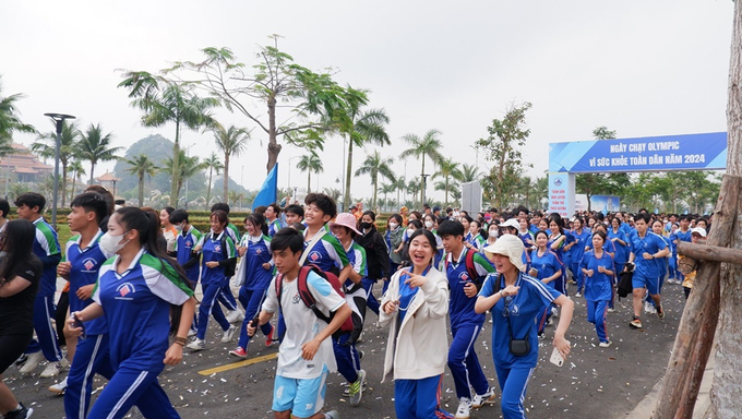 Các em sinh viên trường Đại học Đà Nẵng phấn khởi tham gia ngày chạy    