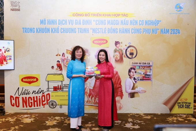 Đại diện Hội LHPN Việt Nam (bìa trái) và Nestlé Việt Nam (bìa phải) cùng công bố triển khai mô hình dịch vụ gia đình “Cùng Maggi Nấu nên cơ nghiệp”