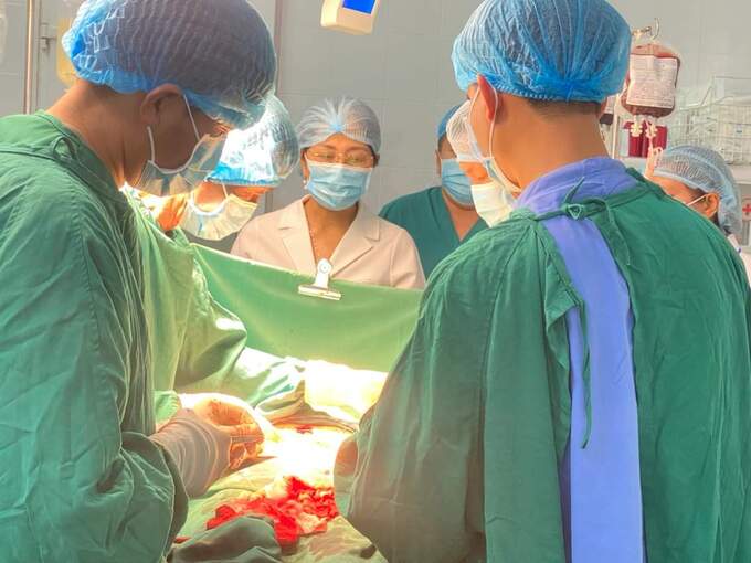 Ê kíp của Trung tâm Y tế huyện M'Đrắk thực hiện ca phẫu thuật vỡ lách cho bệnh nhi.